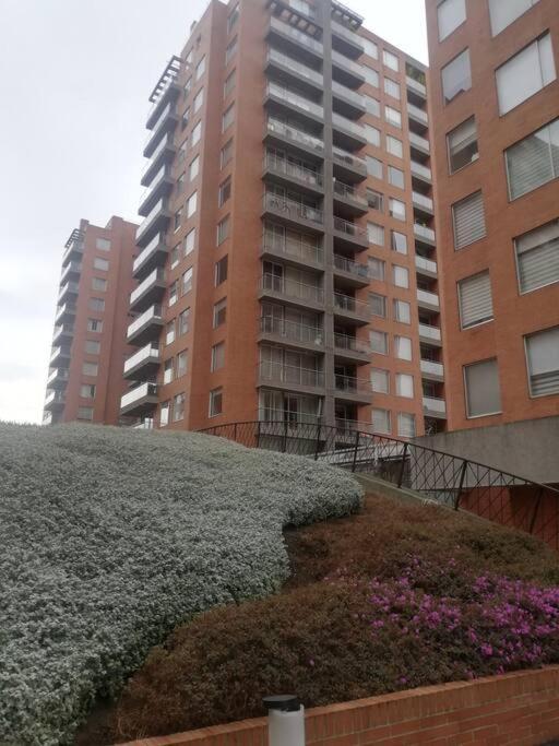 Hermosa Habitacion Privada En Conjunto Residencial Cerca Al Aeropuerto Y Terminal De Bogota, Zonas Comunes Se Comparten Con 1 Personaアパートメント エクステリア 写真